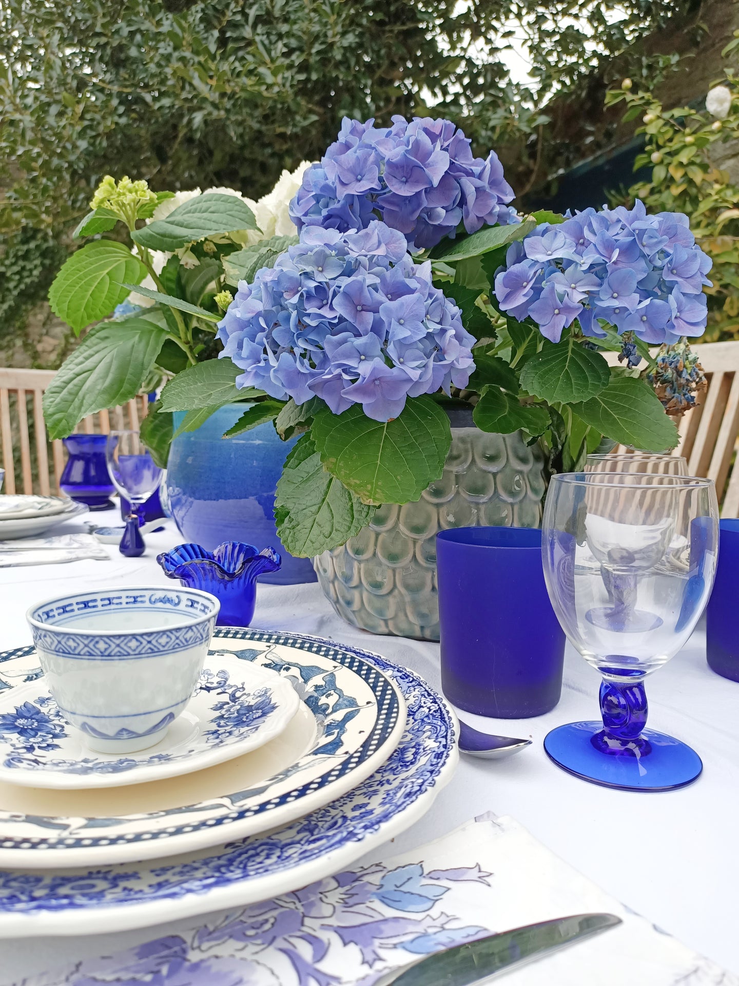 verre en opaline bleu roi mis en situation sur une table dressée